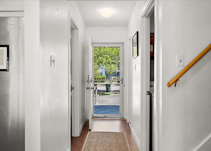 Spacious Recently Updated Bayside 4 Bedroom *